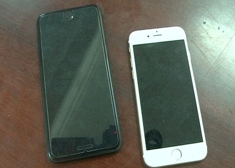 Dot nhap nha dan trom 3 dien thoai cung day chuyen vang hinh anh