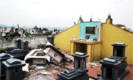 Hon 20 ngoi mo o Hue bi ke xau dao pha hinh anh