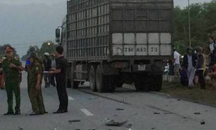 Xe may dau dau oto, 2 thanh nien tu vong hinh anh