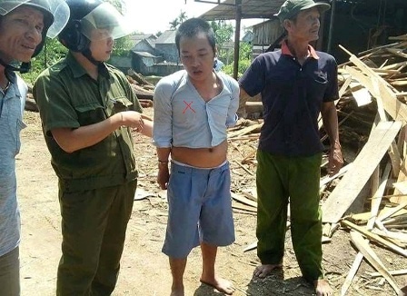 Nguoi dan lao xuong ruong bat ga trai moi ra tu duoc 5 ngay hinh anh