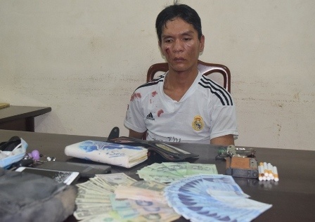 Ten trom tui xach o quan bar bi bat sau 5 km bo chay hinh anh