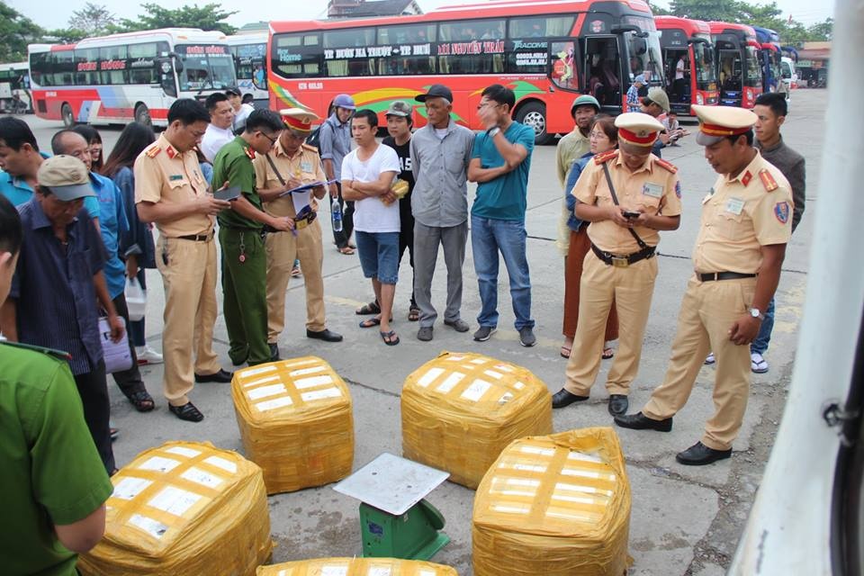 Hơn 400 kg heo sữa bốc mùi hôi ảnh 1 Hon 400 kg heo sua boc mui hoi anh 1