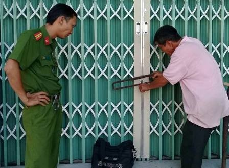 Gia dinh 4 nguoi bi nhom doi no thue khoa trai cua nhot trong nha hinh anh