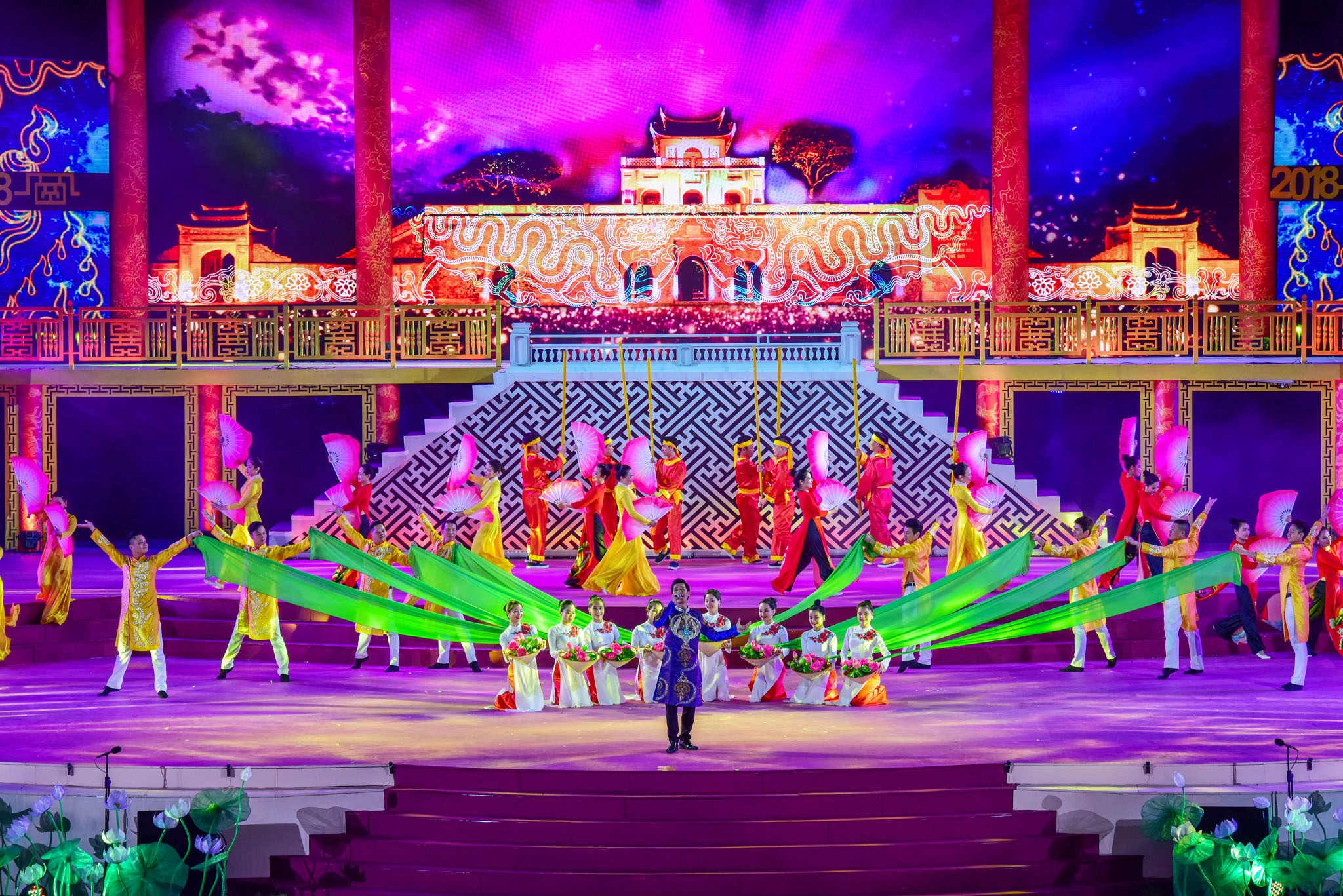 Phao hoa hoa nhip cung Hau van xu Hue trong dem khai mac Festival hinh anh