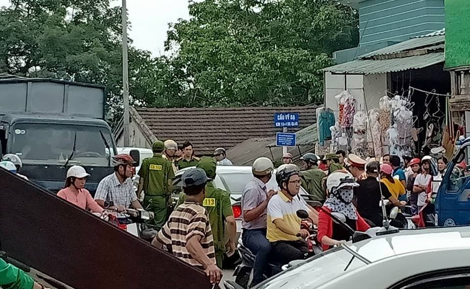 Tai xe oto rut ma tau de giai quyet khi va quet tren duong hinh anh