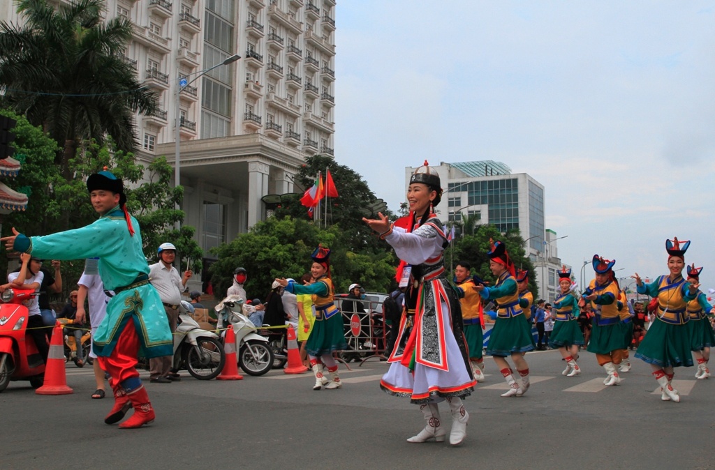 Soi dong le hoi duong pho o Festival Hue 2018 hinh anh