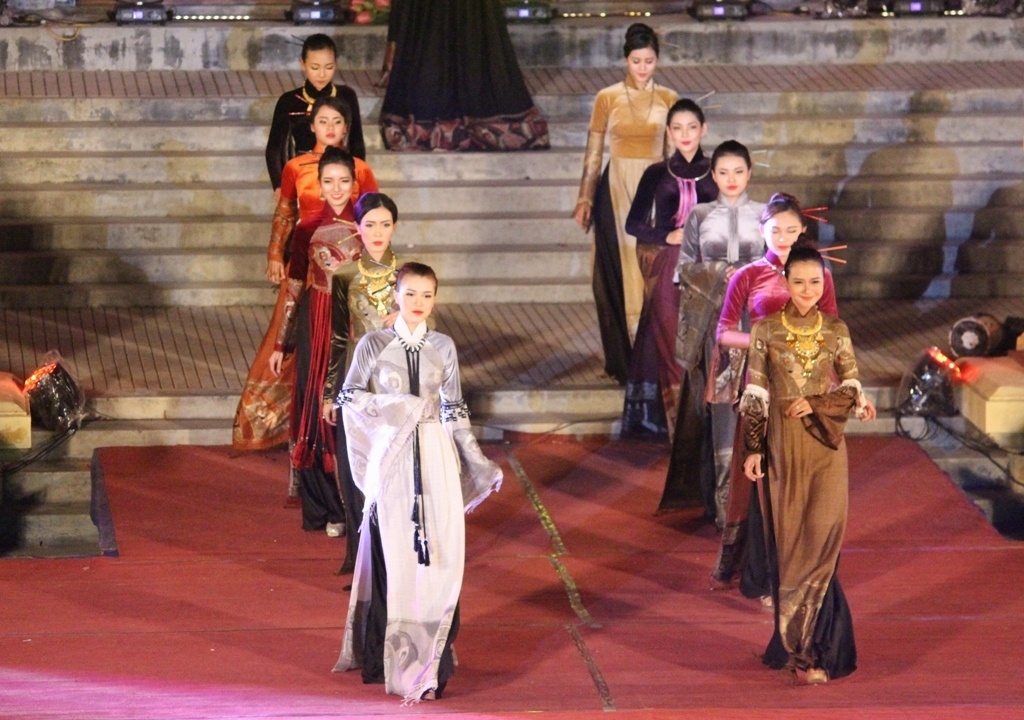 Hang nghin nguoi chen chan xem le hoi ao dai tu ben ngoai san khau hinh anh