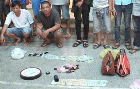 Nhieu nguoi sat phat nhau tren soi ga choi hinh anh