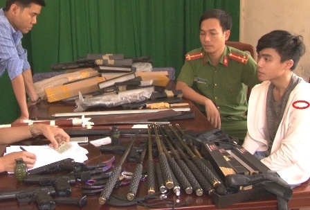 9X dat mua vu khi o Ha Noi chuyen vao Hue ban kiem loi hinh anh