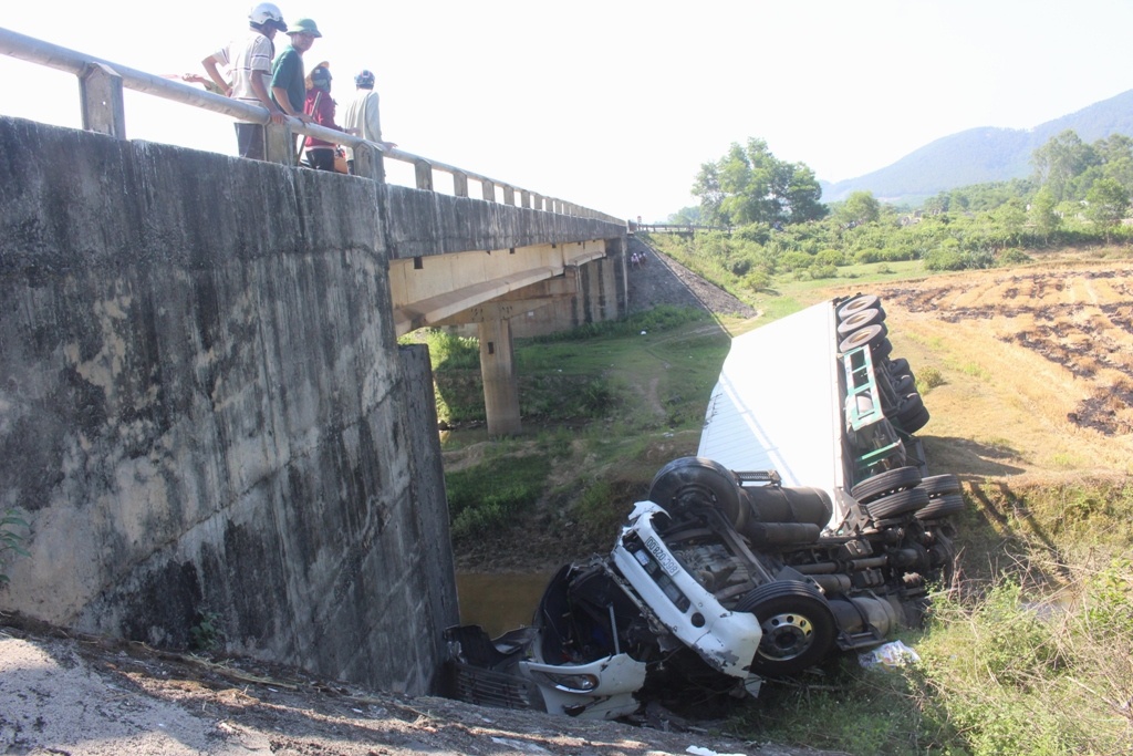 Xe dau keo lat nhao xuong chan cau, tai xe thoat chet gang tac hinh anh