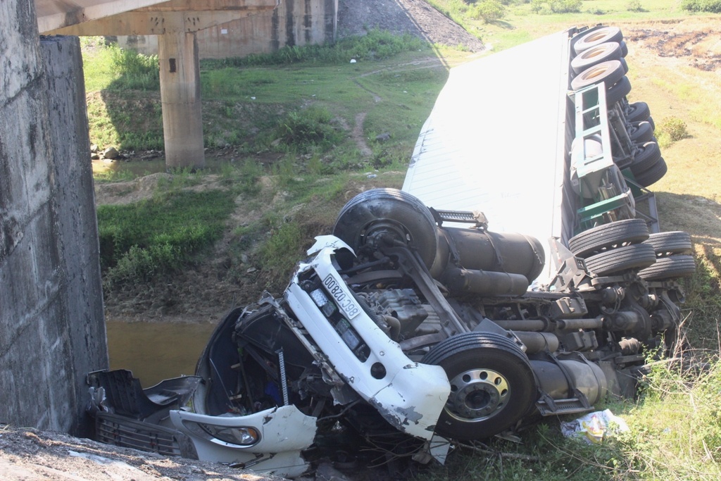 Xe dau keo va cham oto khach anh 2