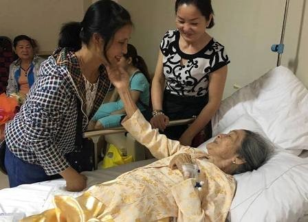 Cu ba 101 tuoi binh phuc sau 20 ngay phau thuat gay xuong dui hinh anh