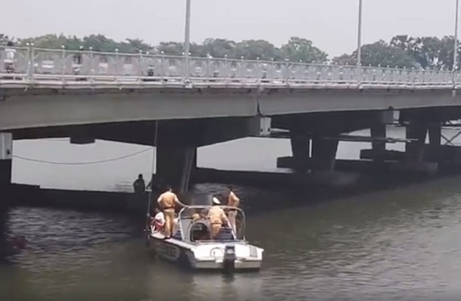 Nguoi dan ong om con nhay cau anh 1