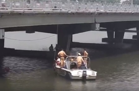 Thi the 2 cha con buoc chat vao nhau duoi chan cau hinh anh