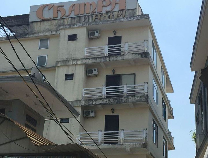 Le tan khach san bi dam anh 1