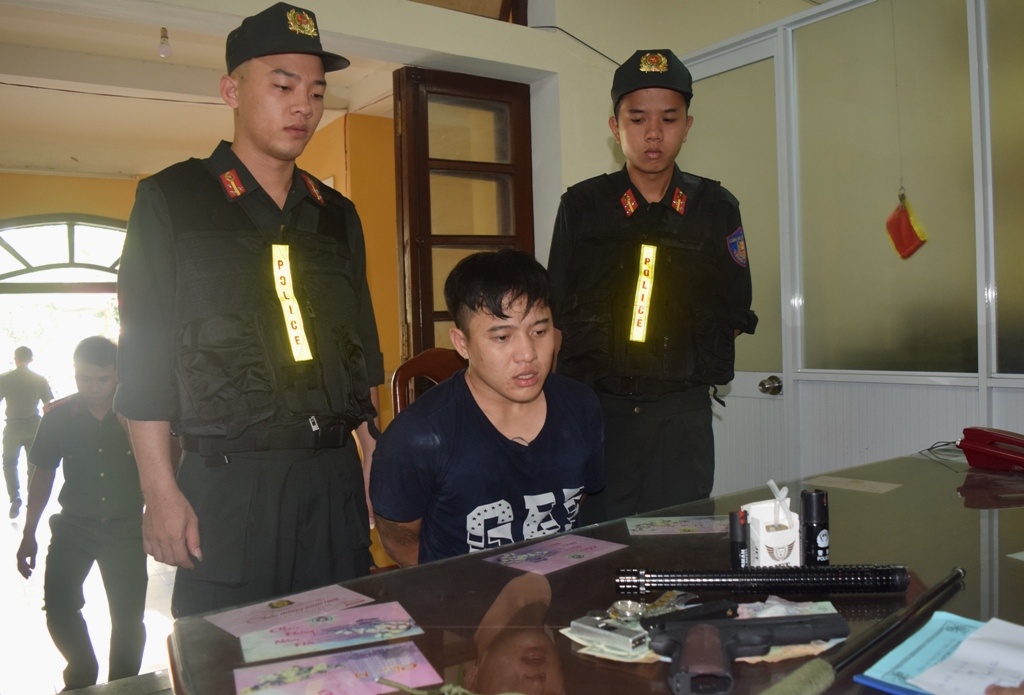 9X mang theo sung anh 1