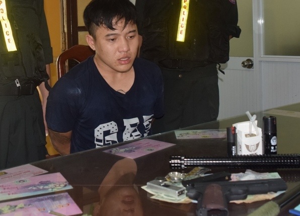 9X mang theo nguoi sung, dui cui va binh xit hoi cay hinh anh