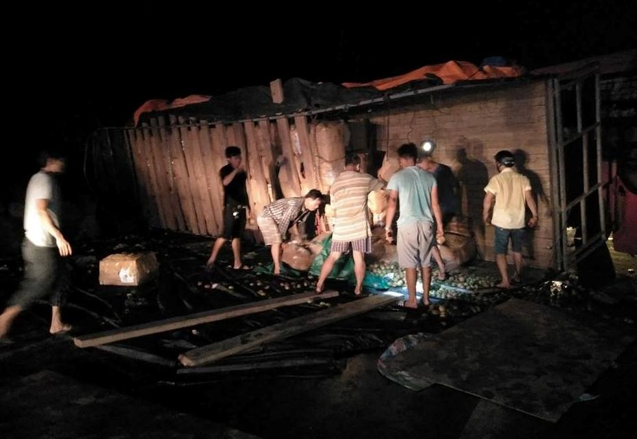 Ôtô khách tông vào vách núi ảnh 2 Oto khach tong vao vach nui anh 2