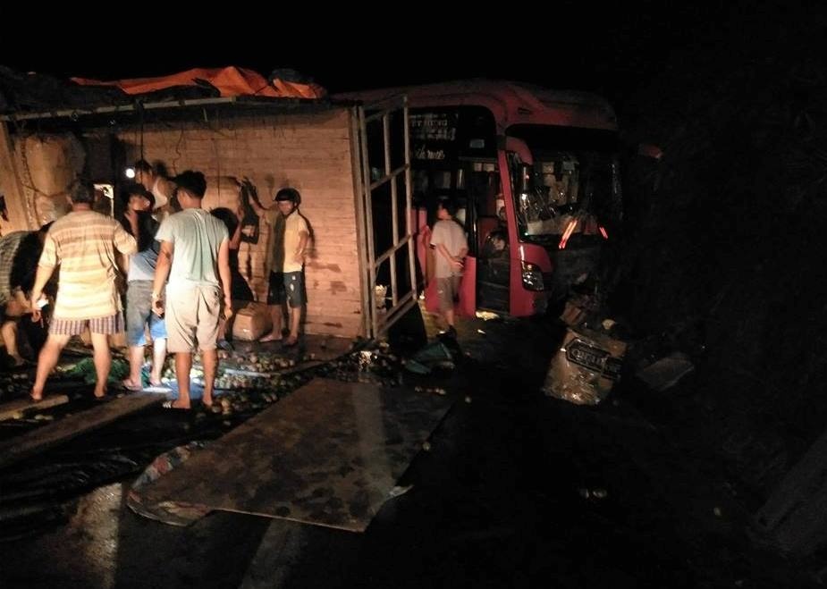 Ôtô khách tông vào vách núi ảnh 1 Oto khach tong vao vach nui anh 1