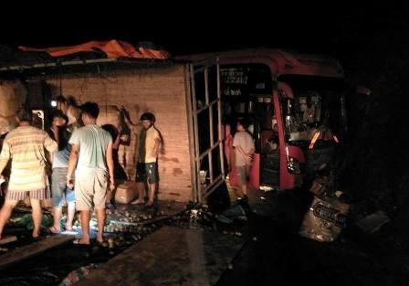 Tranh oto tai bi lat, xe khach cho 30 nguoi dam vao nui hinh anh