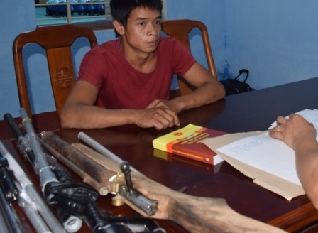 2 thanh nien mua ban linh kien che tao sung qua mang hinh anh