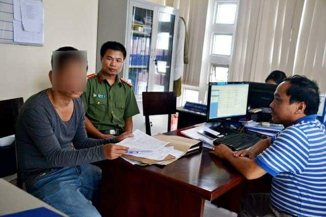 Tai xe 'chat chem' du khach anh 1