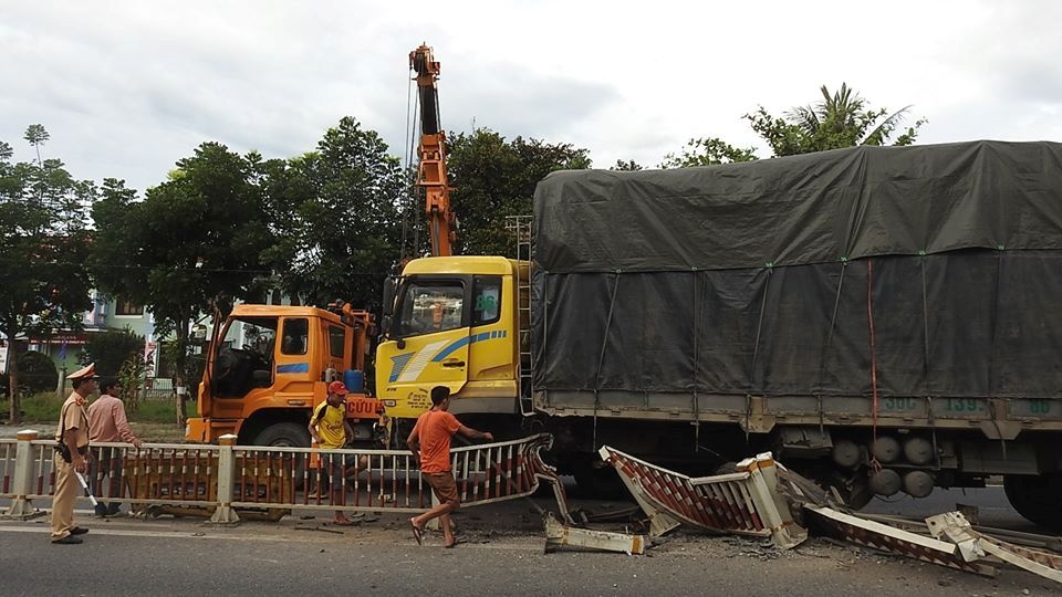 Oto tong bay 20 m dai phan cach anh 1