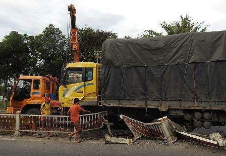 Oto tong bay hon 20 m dai phan cach duong luc rang sang hinh anh