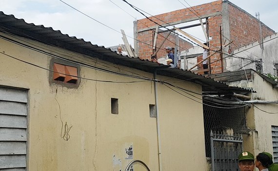 Kẻ ngáo đá cố thủ trên mái nhà ảnh 1 Ke ngao da co thu tren mai nha anh 1