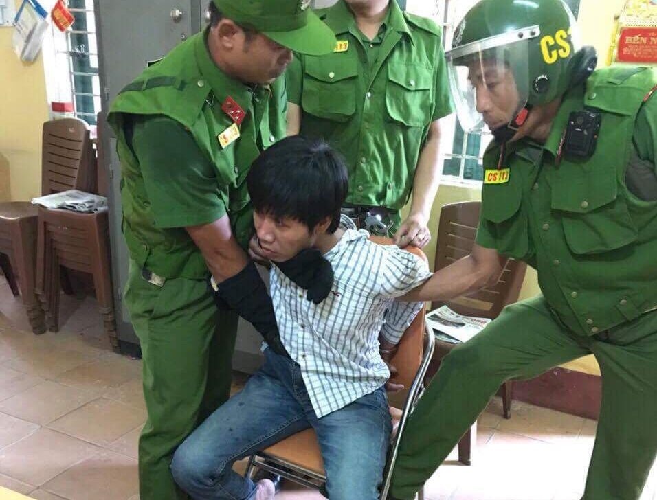 Dùng hung khí uy hiếp mẹ ruột ảnh 1 Dung hung khi uy hiep me ruot anh 1