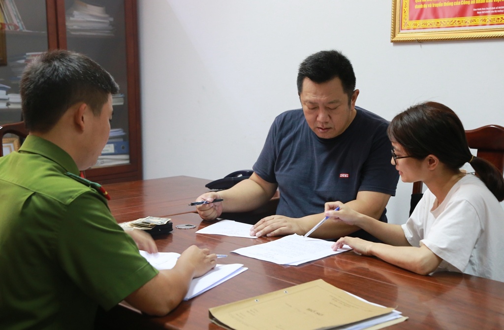 Du khach Nhat cam on cong an anh 1