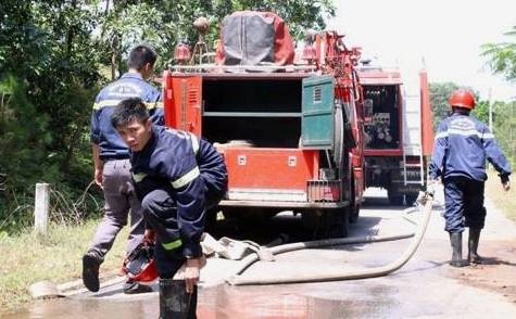 Hon 200 nguoi no luc cuu rung thong chay giua trua nong 38 do C hinh anh