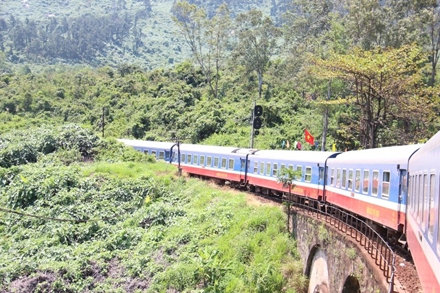 Mat 3 gio keo lui tau bi lo da tren deo Hai Van hinh anh