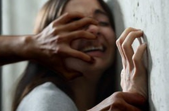 Xuat hien 2 lich truc he gay tranh cai sau vu co giao bi cuong hiep hinh anh