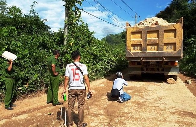 Ôtô tải cán tử vong cô gái trẻ ảnh 1 Oto tai can tu vong co gai tre anh 1