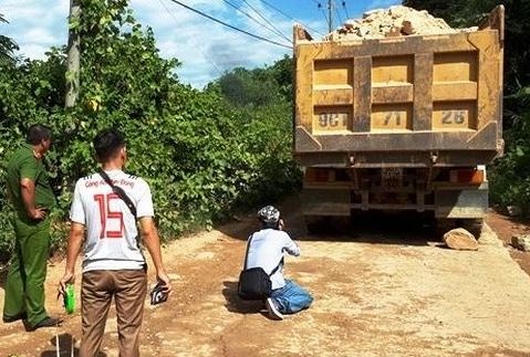 Oto tai cho da truot doc can co gai tu vong hinh anh