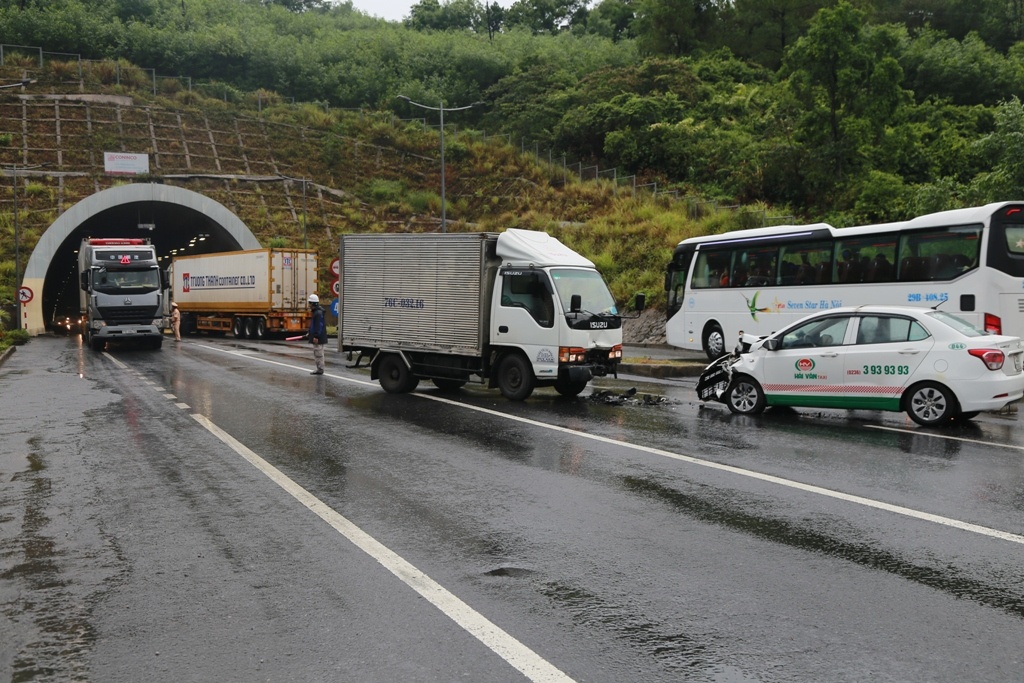 Oto tai tong taxi, 3 nguoi bi thuong o ham deo Phuoc Tuong hinh anh