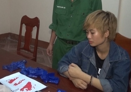 'Nu quai' 17 tuoi vuot bien sang Lao mua hon 4.000 vien ma tuy hinh anh