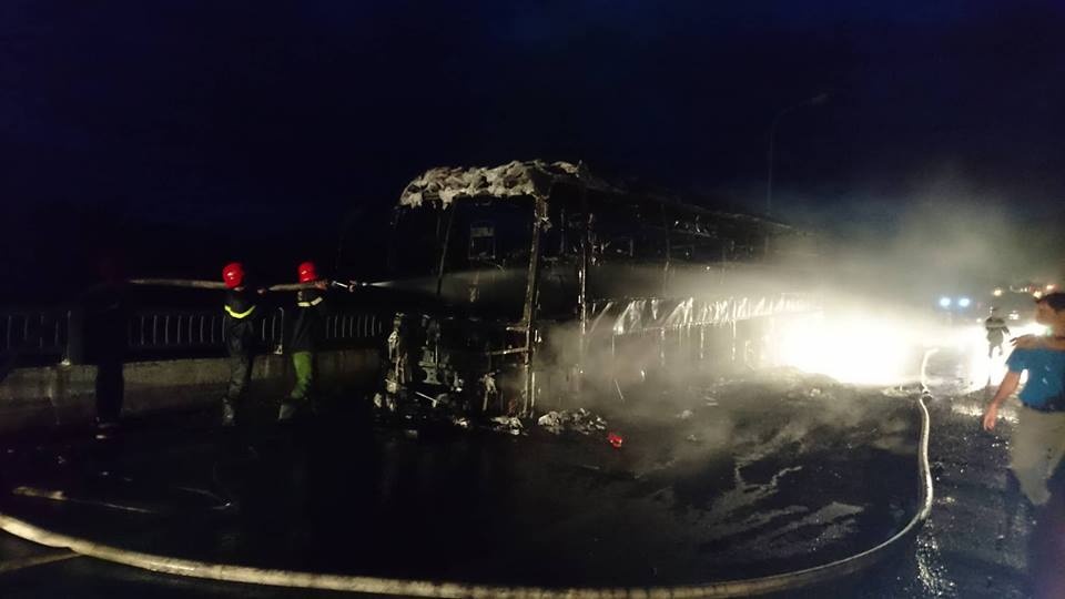 Ôtô khách bốc cháy trên cầu ảnh 1 Oto khach boc chay tren cau anh 1