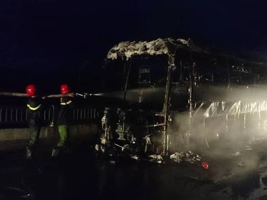 Oto khach 45 cho chay tro khung tren cau hinh anh