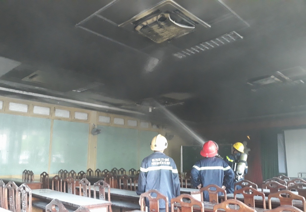 Giang duong Dai hoc Y Duoc Hue boc chay giua trua hinh anh