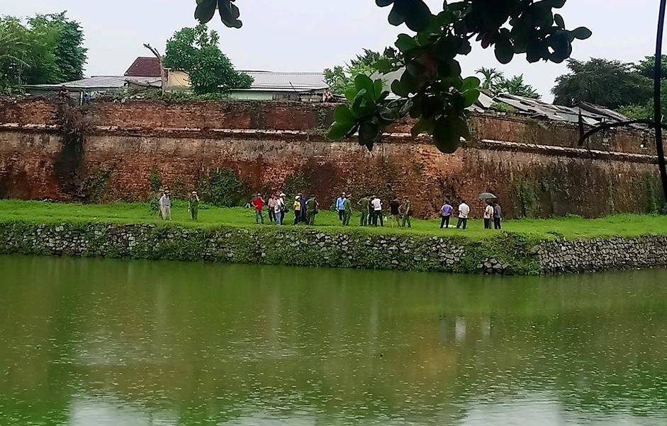 Thi thể nam thanh niên dưới kênh ảnh 1 Thi the nam thanh nien duoi kenh anh 1