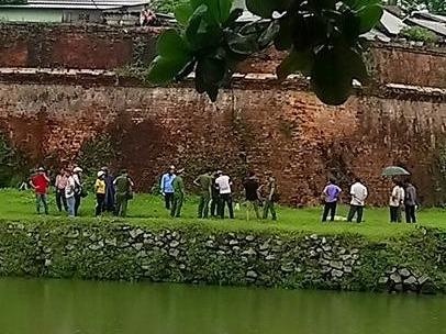 Nam thanh nien tu vong duoi kenh sau khi bi ruot danh hinh anh