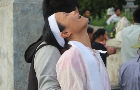 Nghin nguoi tien dua nan nhan vu xe ruoc dau gap nan hinh anh