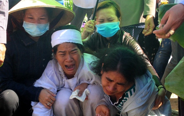 Dau xe long tien dua chu re va nguoi than tu nan tren duong ruoc dau hinh anh