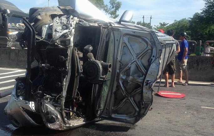 Nan nhan mac ket trong xe bi lat anh 1