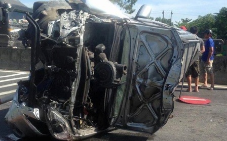 Pha cua oto, cuu 3 nguoi mac ket trong xe bi lat hinh anh