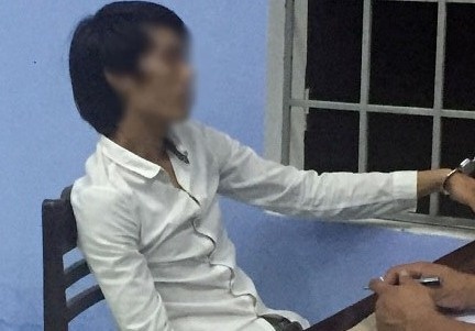 Tam giu thanh nien nghi sat hai cha ruot hinh anh