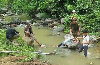 Thi the nguoi dan ong canh bo xung dien danh ca giua suoi hinh anh
