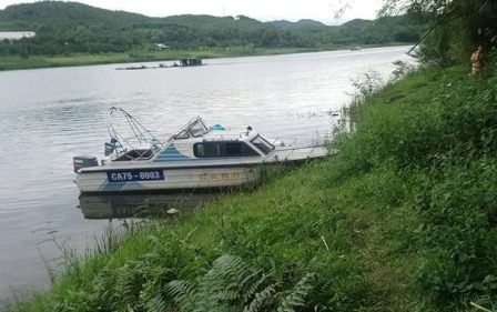 Thi the khach nuoc ngoai noi tren song sau mot ngay mat tich hinh anh